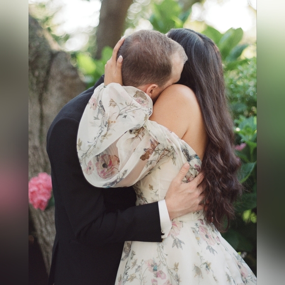 Monique Lhuillier Wedding Dress - Picture 13 of 16